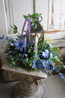 Angelo Garden Bluenia, kompozycja nagrobna ze srebrnym lampionem, wys.53cm 
