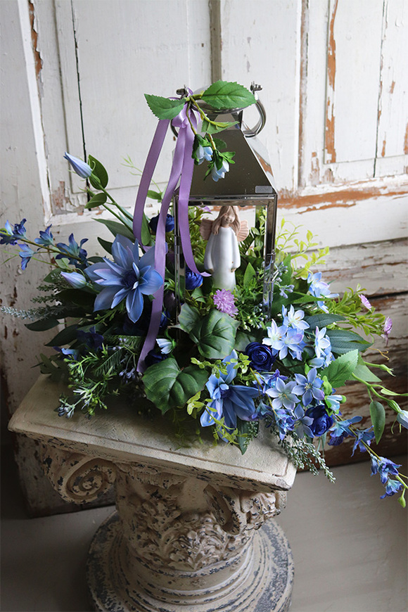 Angelo Garden Bluenia, kompozycja nagrobna ze srebrnym lampionem, wys.53cm 
