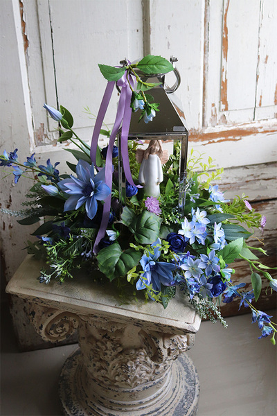 Angelo Garden Bluenia, kompozycja nagrobna ze srebrnym lampionem, wys.53cm 