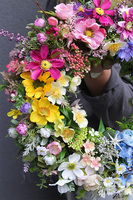 Cudowna Polana 2, tęczowy wianek kwiatowy