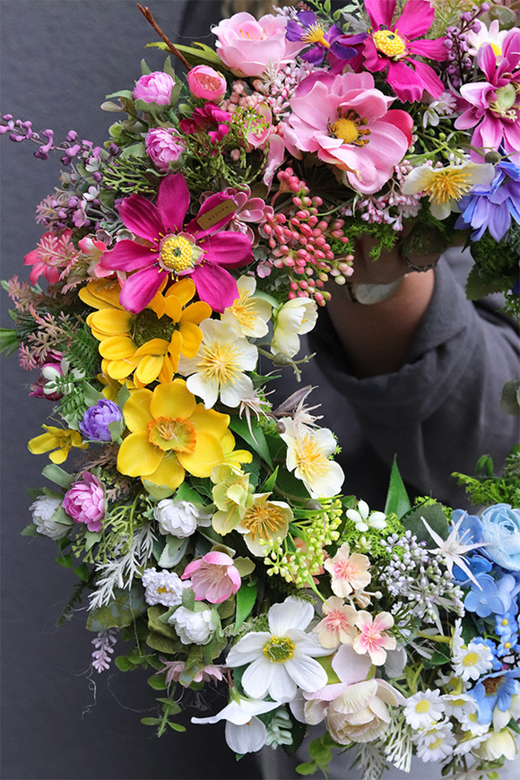 Cudowna Polana 2, tęczowy wianek kwiatowy