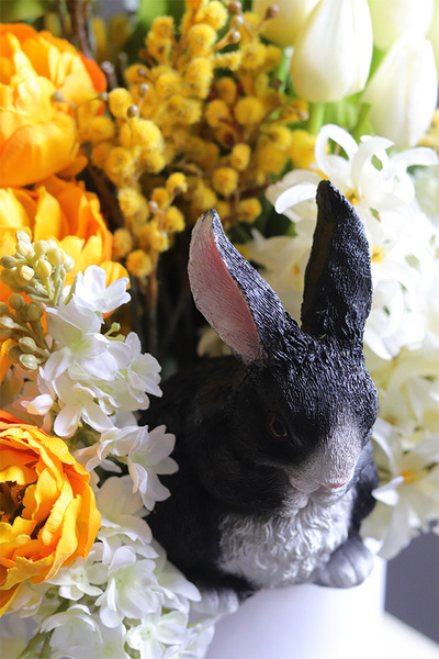 Króliczek w Ogrodzie, wiosenny flowerbox z figurką