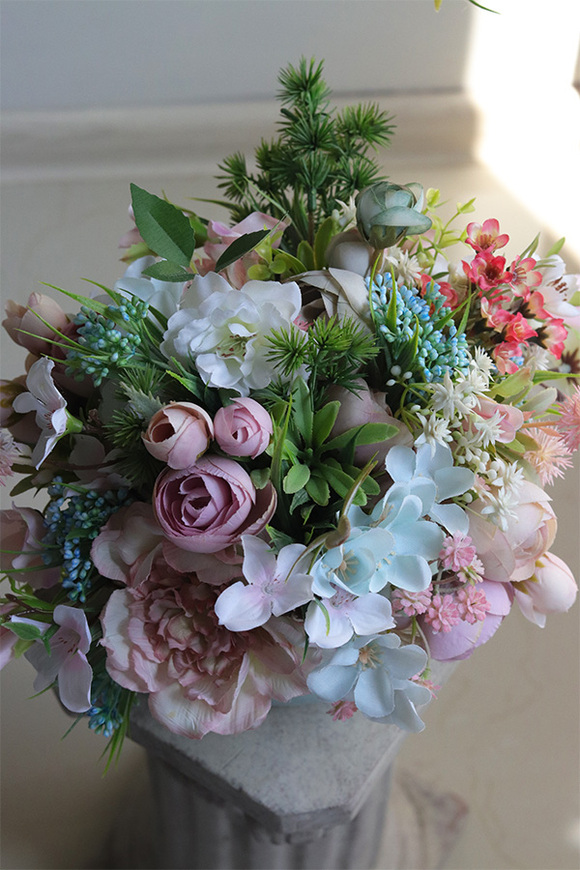 Deluni Ferana 3, kompozycja kwiatowa z kokardką