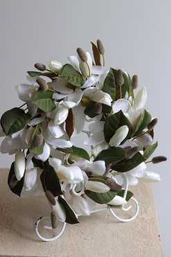 OD RĘKI Magnolia Biel, wianek z kwiatów magnolii, śr.26cm