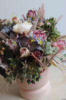 Modern Romance, kompozycja kwiatowa w różowej donicy