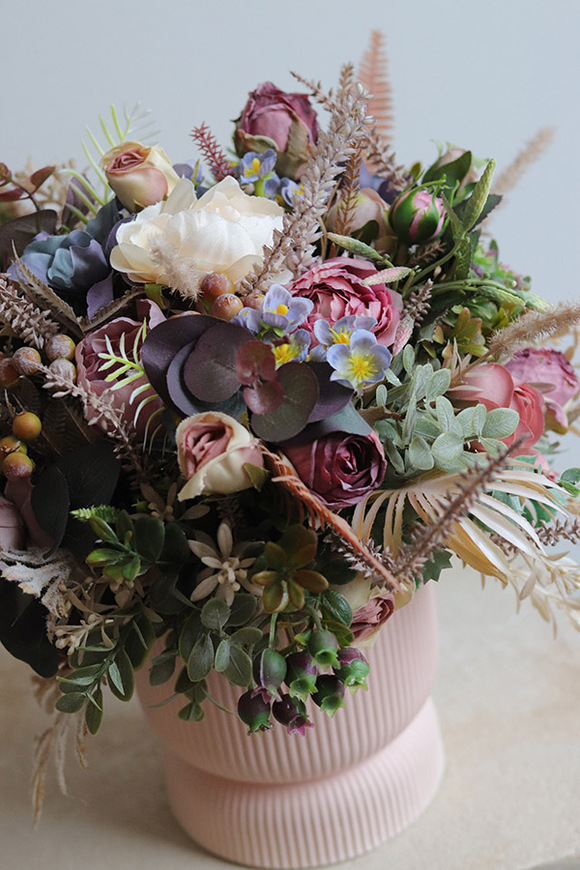 Modern Romance, kompozycja kwiatowa w różowej donicy