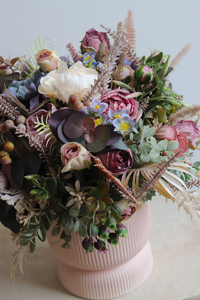 Modern Romance, kompozycja kwiatowa w różowej donicy