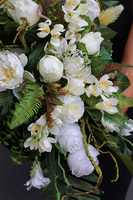 Wspomnienie Biel, dekoracja nagrobna w metalowym koszu