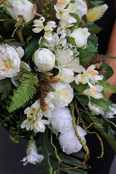 Wspomnienie Biel, dekoracja nagrobna w metalowym koszu