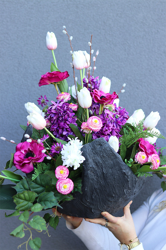 Amira Fiolet Volcan, kompozycja nagrobna w misie