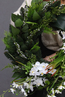 Legenda, wieniec nagrobny z białymi kwiatami