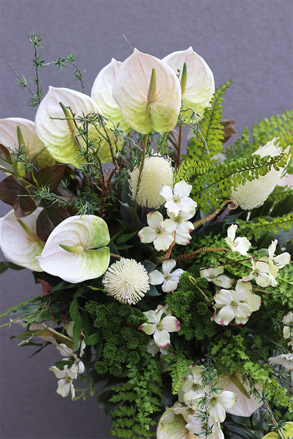 Protea&Anturium Volcan, kompozycja nagrobna w misie