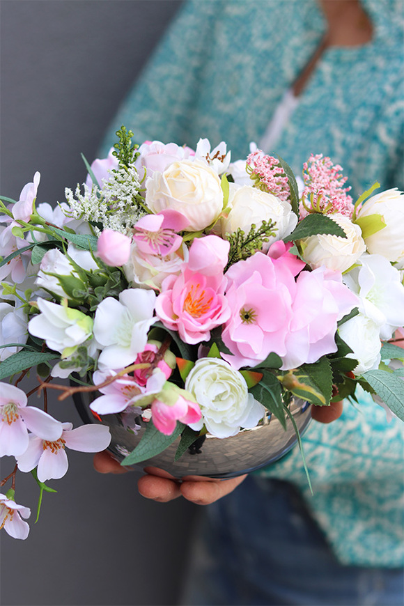 Bella Hilton S kompozycja kwiatowa w lustrzanej misie