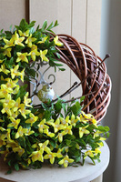 Ptaszek na Forsycji, wielkanocny wianek na drzwi