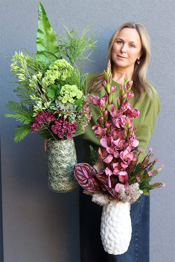 Nedila Krelita, kompozycja kwiatowa w naczyniu