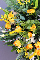 Spring Moment, wiązanka nagrobna z wiosennymi kwiatami