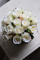 Amarenita, białe róże w cynowanym naczyniu