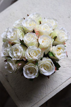 Amarenita, białe róże w cynowanym naczyniu, wym.13x17cm  