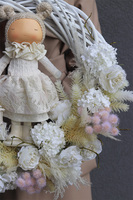 Doll Madleine, wianek dekoracyjny z lalką