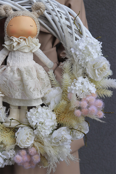 Doll Madleine, wianek dekoracyjny z lalką