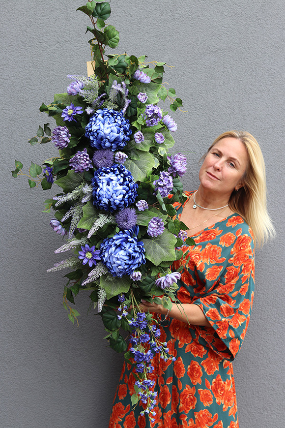 Blue Longia, girlanda nagrobna na desce, dł.110/150cm 