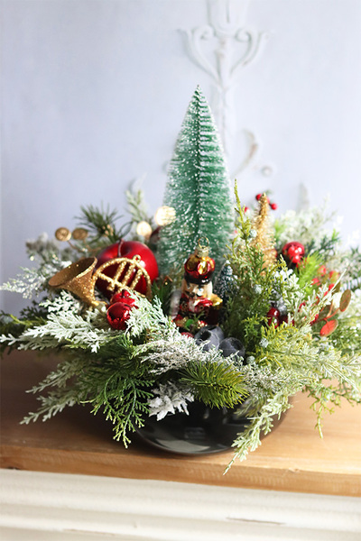 Decoration For You, świąteczny stroik z choineczką i bombkami