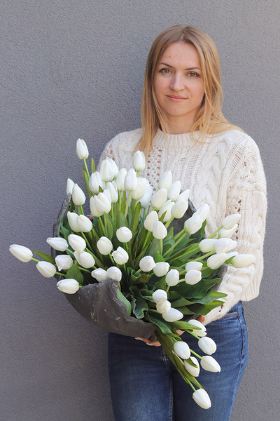 Volcan Tulippo White, kompozycja nagrobna w misie, wym.44x76cm