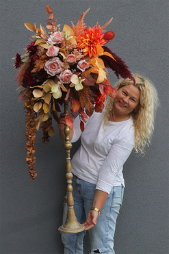 Energia Jesieni, dekoracja kwiatowa na złotym świeczniku, wys.130cm