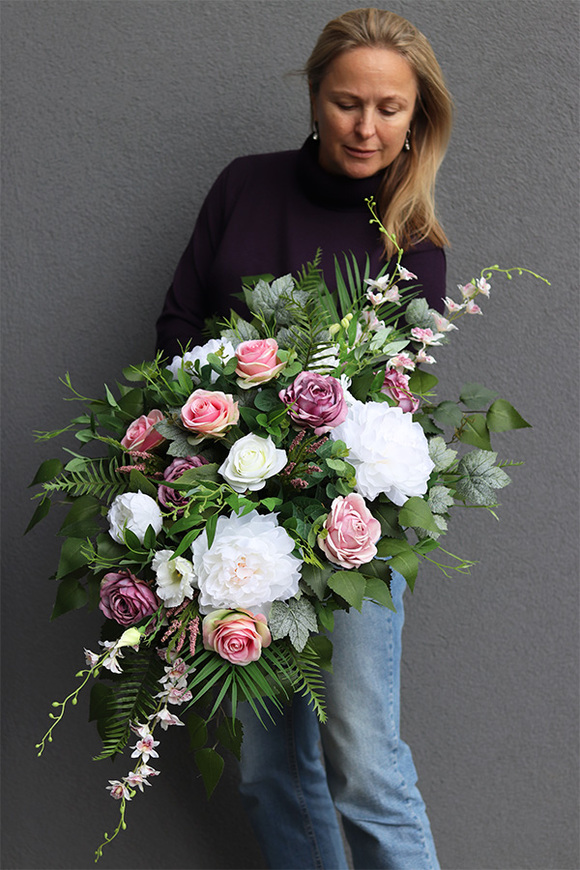 Memorita Karolka, nagrobna kompozycja w misie	