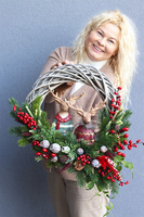 Reny w Szwecji, asymetryczny zimowy wianek z reniferem