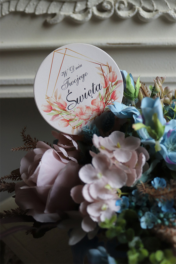 Reffia, kompozycja kwiatowa w naczyniu w groszki