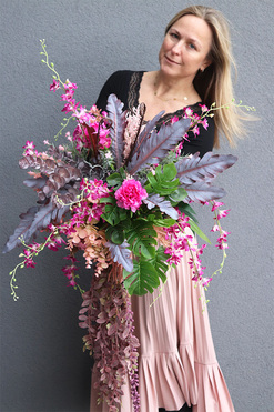 Preta, kwiatowa kompozycja w wiszącej, metalowej donicy, wys.60cm + elementy spływające