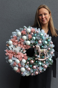 Konik Miętowy, świąteczny różowy wianek dekoracyjny, śr.38cm