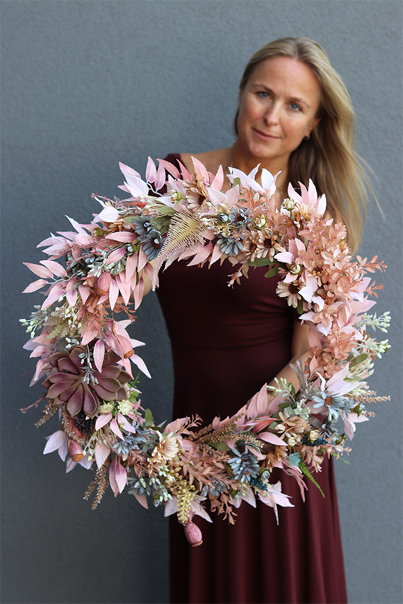Cristina Boho, duży wianek z kwiatów i sztucznego suszu