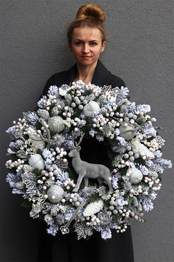 Srebrna Zima, biało-srebrny świąteczny wianek z reniferem, śr.70cm