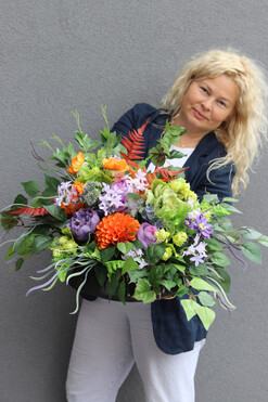 Kolorowa Faeria, kompozycja nagrobna w naczyniu, wym.44x74x64cm   