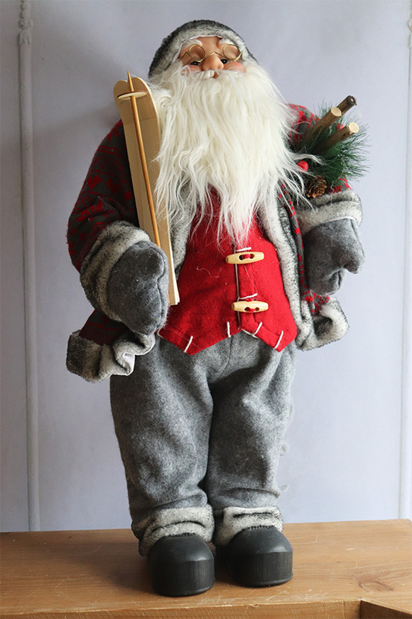 duża figurka miękki stojący Mikołaj Skandi z nartami