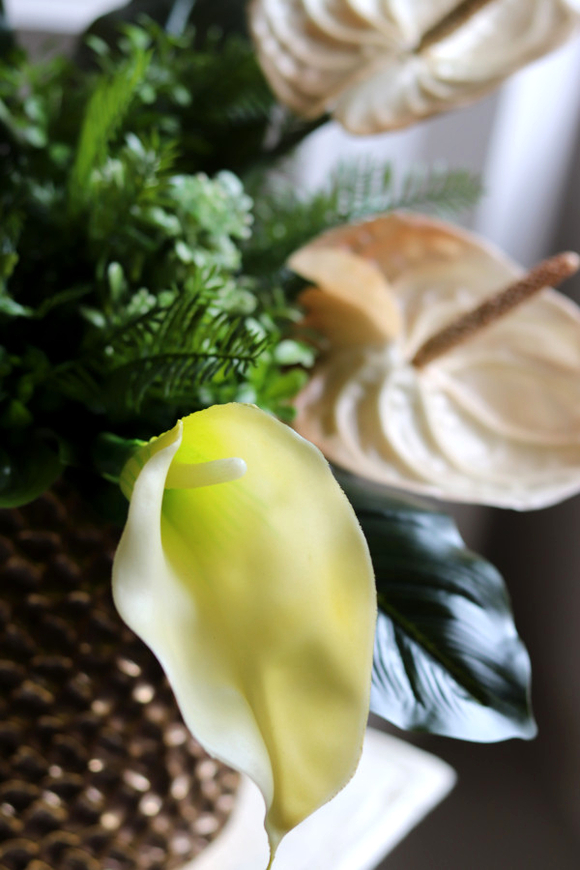 Anturium Gold, kompozycja w złotym wazonie