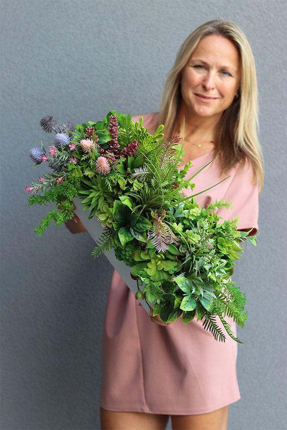 Ragona Retrana, zielona kompozycja w biało-srebrnej donicy