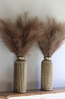 Trawy Pampasowe Africana, kompozycja kwiatowa w złotym wazonie