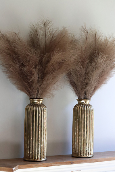 Trawy Pampasowe Africana, kompozycja kwiatowa w złotym wazonie