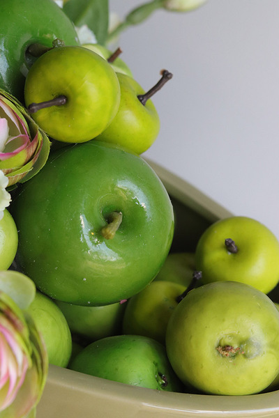 Apple Green, kwiatowa w naczyniu z owocami