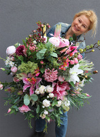 Liliano, kompozycja kwiatowa w czarnej donicy, wys.115cm 