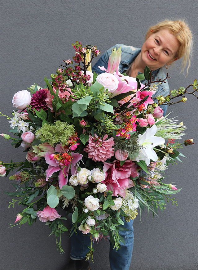 Liliano, kompozycja kwiatowa w czarnej donicy, wys.115cm 