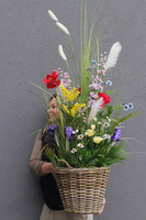 Mazovia Basket Big, sztuczna trawa w koszu z kwiatami