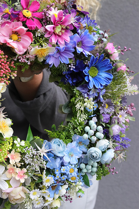 Cudowna Polana 2, tęczowy wianek kwiatowy