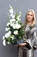 Biała Klaudia Volcan, nowoczesna kompozycja nagrobna w misie