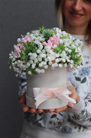 Kaszka Sweet, welurowy flowerbox z białymi kwiatami