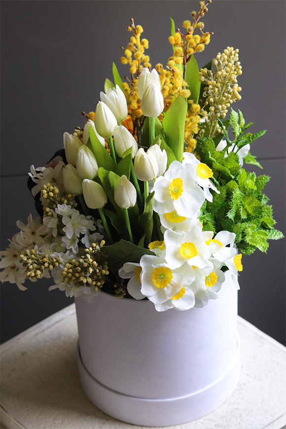 Króliczek w Ogrodzie, wiosenny flowerbox z figurką