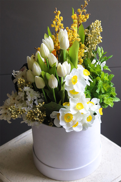 Króliczek w Ogrodzie, wiosenny flowerbox z figurką